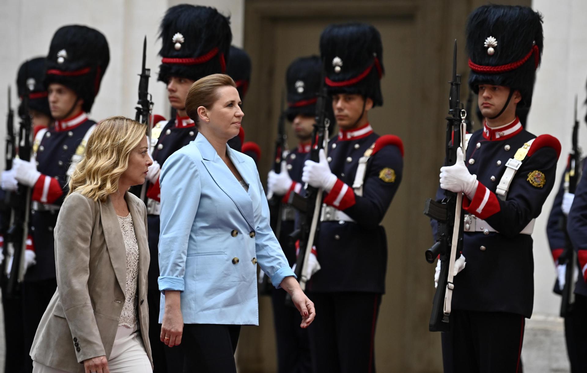La primera ministra italiana Giorgia Meloni (I) y su homóloga danesa Mette Frederiksen (2-I) pasan revista a una guardia de honor durante una ceremonia de bienvenida en el Palazzo Chigi en Roma, Italia, el 22 de mayo de 2025. (Dinamarca, Italia, Roma) EFE/EPA/RICCARDO ANTIMIANI
```