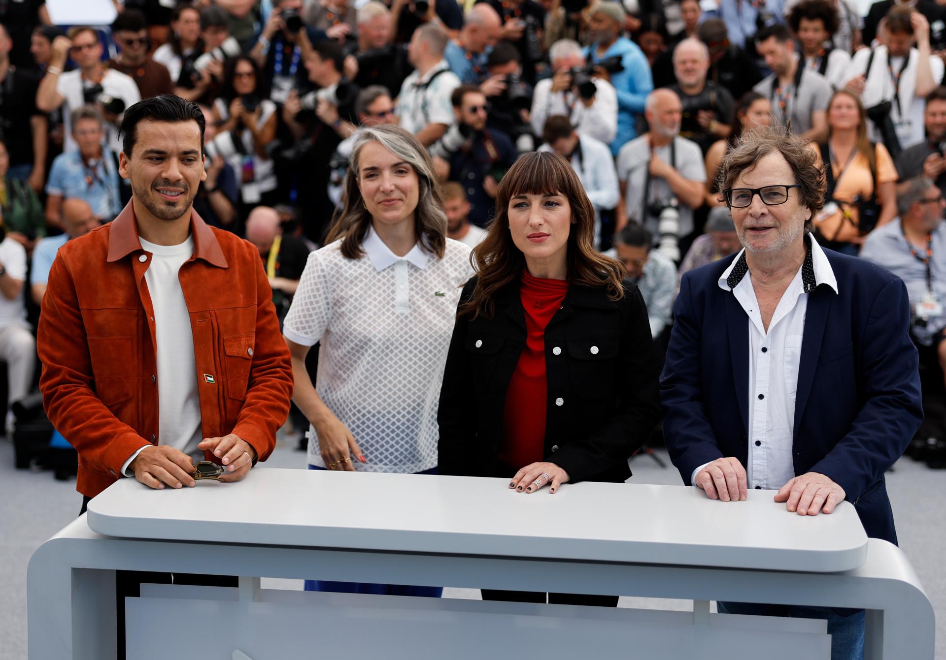 (De izq a dcha) Tewfik Jallab, la directora francesa Amelie Bonnin, Juliette Armanet y Francois Rollin asisten al photocall de 'Partir Un Jour (Leave One Day)' durante el 78º Festival de Cine de Cannes, en Cannes, Francia, el 14 de mayo de 2025. El festival de cine se celebra del 13 al 24 de mayo de 2025. (Cine, Francia) EFE/EPA/GUILLAUME HORCAJUELO