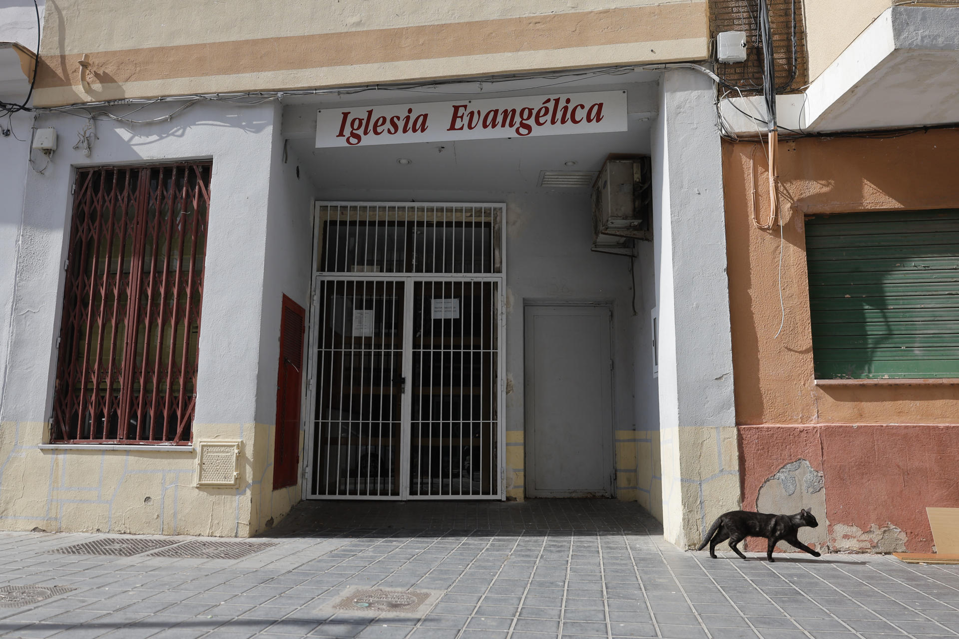 Imagen tomada este sábado de la entrada a la iglesia evangélica en el barrio valenciano de Nazaret donde ayer, viernes, se produjo la reyerta que desembocó en el apuñalamiento de dos hermanos, de 25 y 17 años. El primero perdió la vida, mientras que el segundo resultó herido. EFE/ Kai Försterling