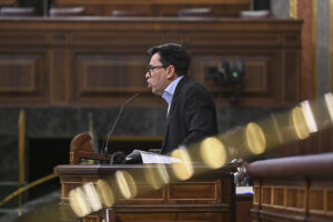 MADRID, 20/05/2025.- El diputado de Sumar Gerardo Pisarello interviene en el pleno del Congreso de los Diputados que, entre otras iniciativas, debate la toma en consideración de una proposición de reforma del Reglamento de la cámara, impulsada por los grupos parlamentarios socialista y vasco. EFE/ Fernando Villar