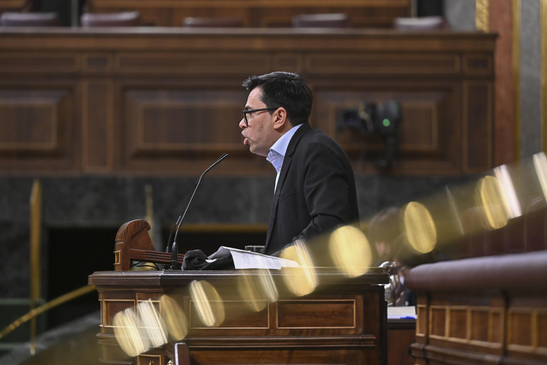 MADRID, 20/05/2025.- El diputado de Sumar Gerardo Pisarello interviene en el pleno del Congreso de los Diputados que, entre otras iniciativas, debate la toma en consideración de una proposición de reforma del Reglamento de la cámara, impulsada por los grupos parlamentarios socialista y vasco. EFE/ Fernando Villar