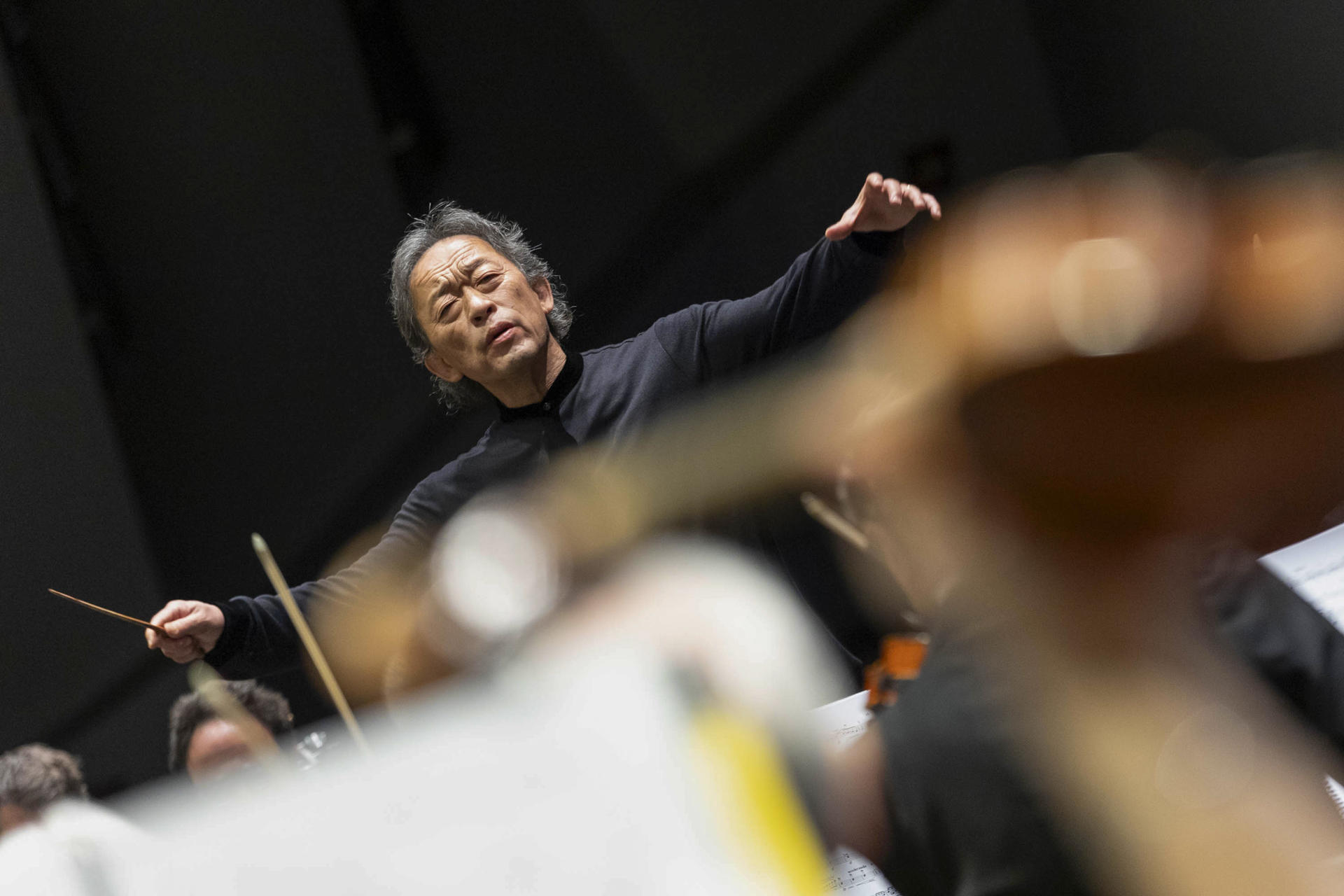 Imagen de Archivo del director de orquesta coreano Myung-Whun Chung dirigiendo la Filarmónica de la Scala de Milán durante el concierto de clausura de la 40 edición del Festival Internacional de Música de Canarias en Tenerife el 26 de junio de 2024. 
EFE / Miguel Barreto.