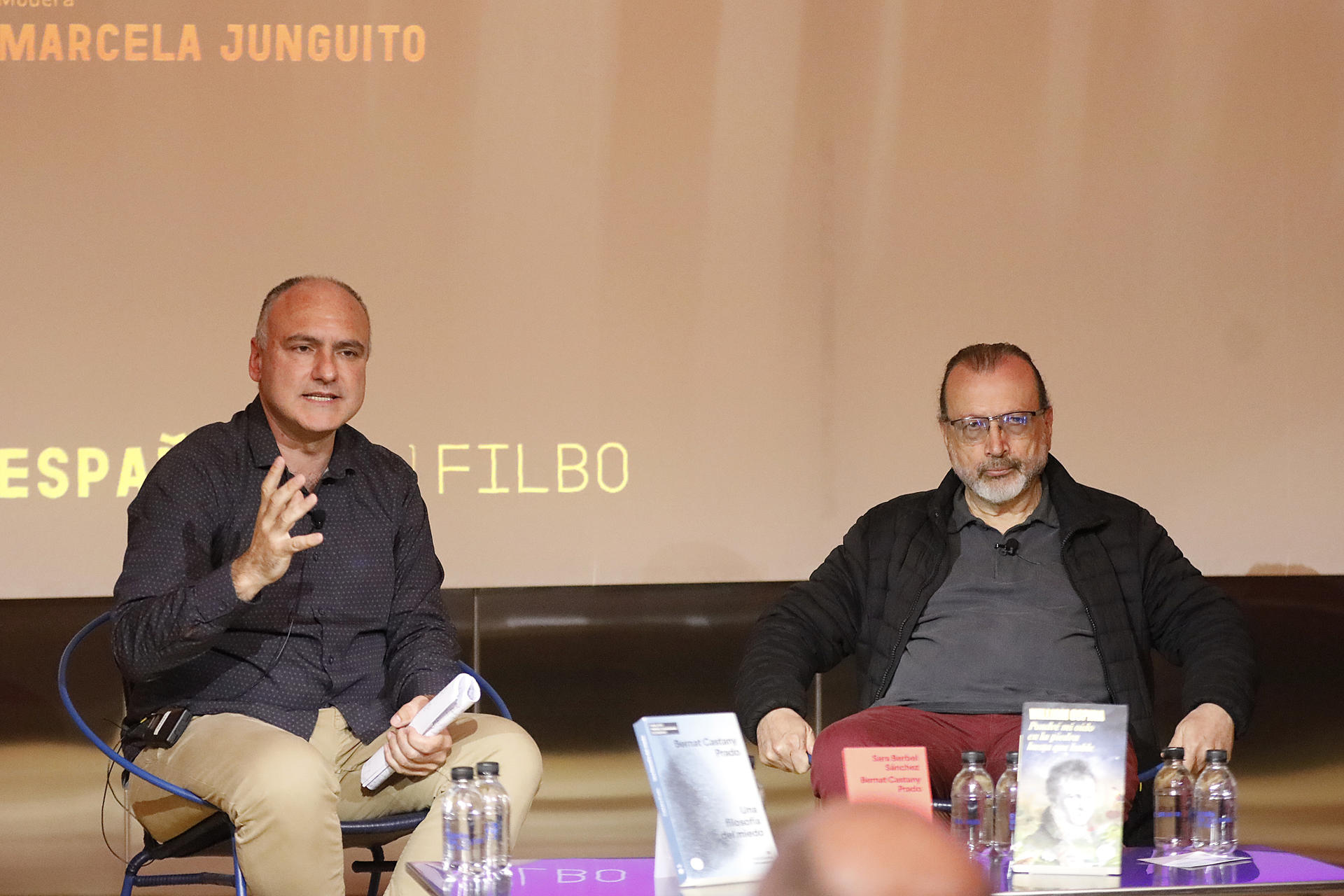 El investigador español Bernat Castany (i) y el escritor colombiano William Ospina participan en la charla 'Legados poscoloniales' este martes, en la XXXVII Feria Internacional del Libro de Bogotá (FilBo), en Bogotá (Colombia). EFE/ Juan Diego López