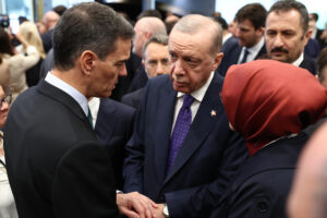 El presidente del Gobierno español, Pedro Sánchez (i), y el presidente de Turquía, Recep Tayyip Erdogan (d), conversan este viernes en la VI Cumbre de la Comunidad Política Europea (CPE) en Tirana (Albania) EFE/Moncloa / Fernando Calvo -SOLO USO EDITORIAL/SOLO DISPONIBLE PARA ILUSTRAR LA NOTICIA QUE ACOMPAÑA (CRÉDITO OBLIGATORIO)-