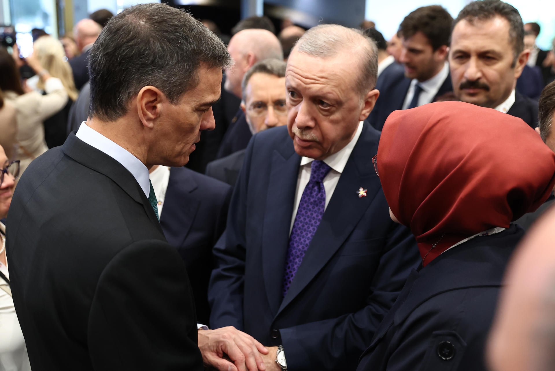 El presidente del Gobierno español, Pedro Sánchez (i), y el presidente de Turquía, Recep Tayyip Erdogan (d), conversan este viernes en la VI Cumbre de la Comunidad Política Europea (CPE) en Tirana (Albania) EFE/Moncloa / Fernando Calvo -SOLO USO EDITORIAL/SOLO DISPONIBLE PARA ILUSTRAR LA NOTICIA QUE ACOMPAÑA (CRÉDITO OBLIGATORIO)-