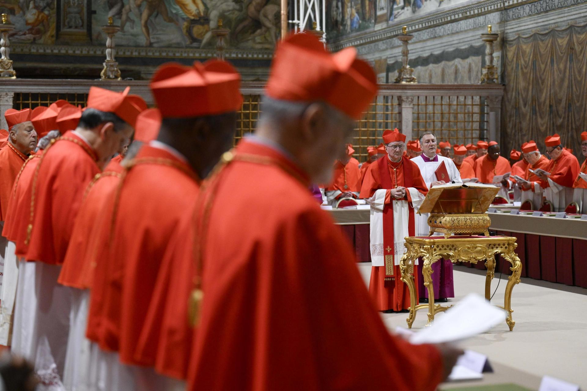 Un cardenal lee el juramento antes del inicio del cónclave para elegir a un nuevo Papa en la capilla Sixtina en la Ciudad del Vaticano, 07 de mayo de 2025. (Papa, Cardenal) EFE/EPA/VATICAN MEDIA HANDOUT HANDOUT EDITORIAL USE ONLY/NO SALESHANDOUT EDITORIAL USE ONLY/NO SALES
```