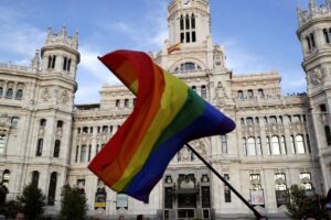 Una bandera LGTBI frente al Palacio de Cibeles, sede del Ayuntamiento de Madridl. EFE/Gandul.