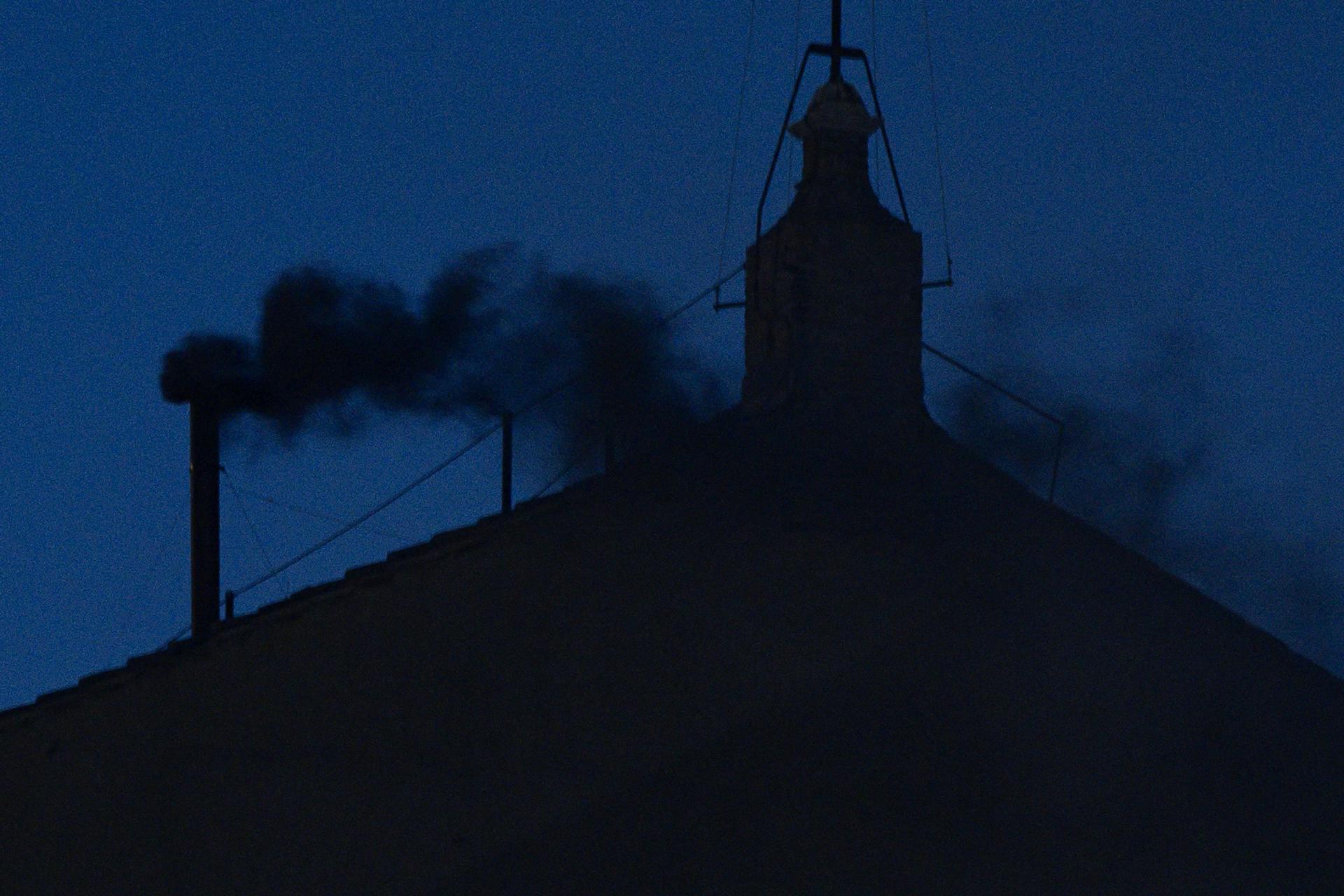 Sale humo negro de la chimenea encima de la Capilla Sixtina el primer día del cónclave para elegir un nuevo papa en la Ciudad del Vaticano, 07 de mayo de 2025. (Papa) EFE/EPA/ANGELO CARCONI
```