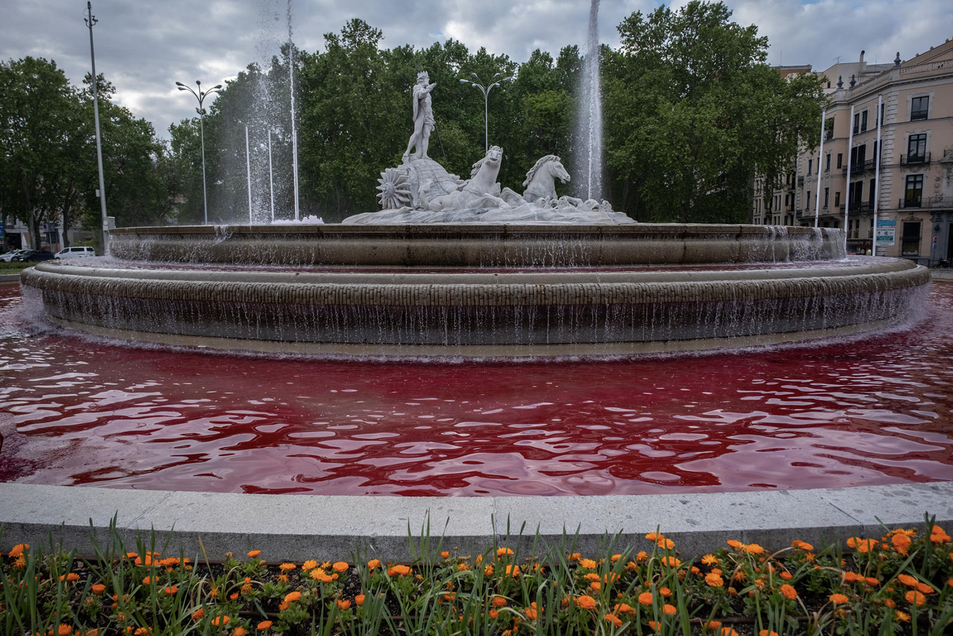 Activistas de Greenpeace han teñido de rojo el agua de la fuente de Neptuno, en Madrid, para pedir un embargo de armas a Israel. EFE/Greenpeace
-SOLO USO EDITORIAL/SOLO DISPONIBLE PARA ILUSTRAR LA NOTICIA QUE ACOMPAÑA (CRÉDITO OBLIGATORIO)-