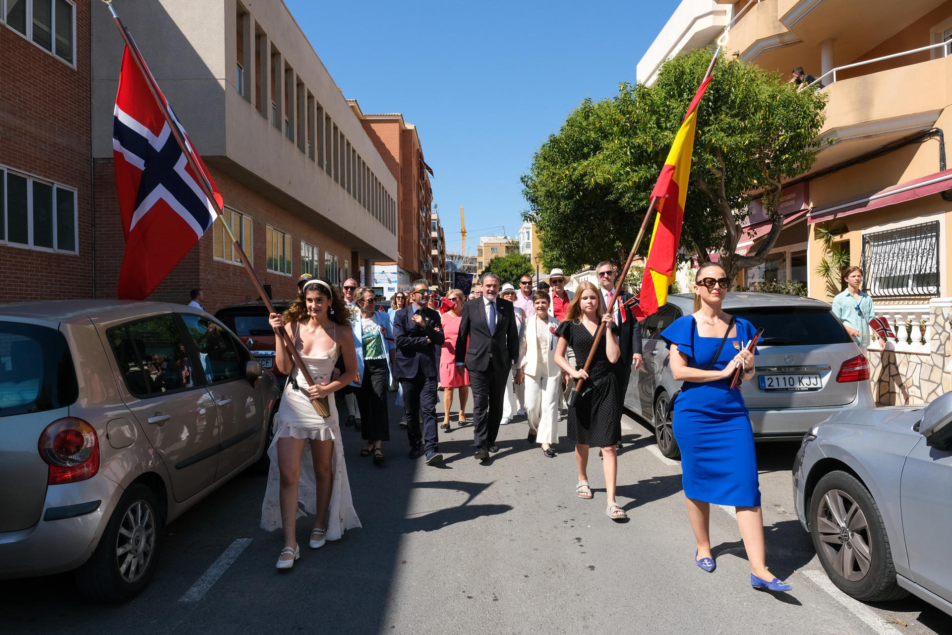 La mayor colonia de noruegos de España fuera del país escandinavo y la segunda del mundo, la que vive en el entorno de l'Alfàs del Pi (Alicante), celebra este sábado el día nacional de Noruega con un intenso programa de desfiles y actos con el denominador común de los colores rojo, azul y blanco de su bandera. EFE/Pablo Miranzo