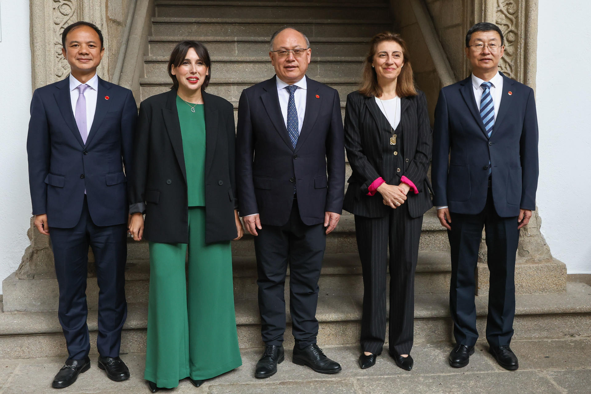 La conselleira de Medio Ambiente e Cambio Climático, Ángeles Vázquez (2d), y la conselleira de Economía e Industria, María Jesús Lorenzana (2i), posan con el presidente de CITIC Censa Group Corporation, Xi Gouhua (c), y los directivos, Wang Young (d) y Liang Dang, antes de mantener una comida de trabajo este lunes, en el Hostal de los Reyes Católicos en Santiago. EFE/ Xoán Rey