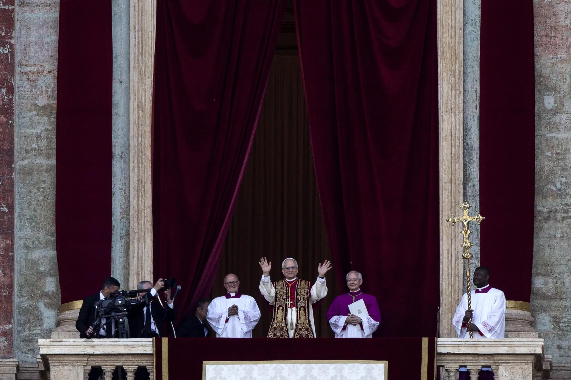 El recién elegido Papa León XIV (c), Cardenal Robert Francis Prevost de EE. UU., bendice a los fieles desde la logia central de la Basílica de San Pedro, Ciudad del Vaticano. EFE/ANGELO CARCONI
//////////
VATICAN CITY (Vatican City State (Holy See)), 08/05/2025.- Newly elected Pope Leo XIV (C), Cardinal Robert Francis Prevost from the USA, blesses the faithful from the central loggia of Saint Peter's Basilica, Vatican City, 08 May 2025. (Papa, Cardenal) EFE/EPA/ANGELO CARCONI
