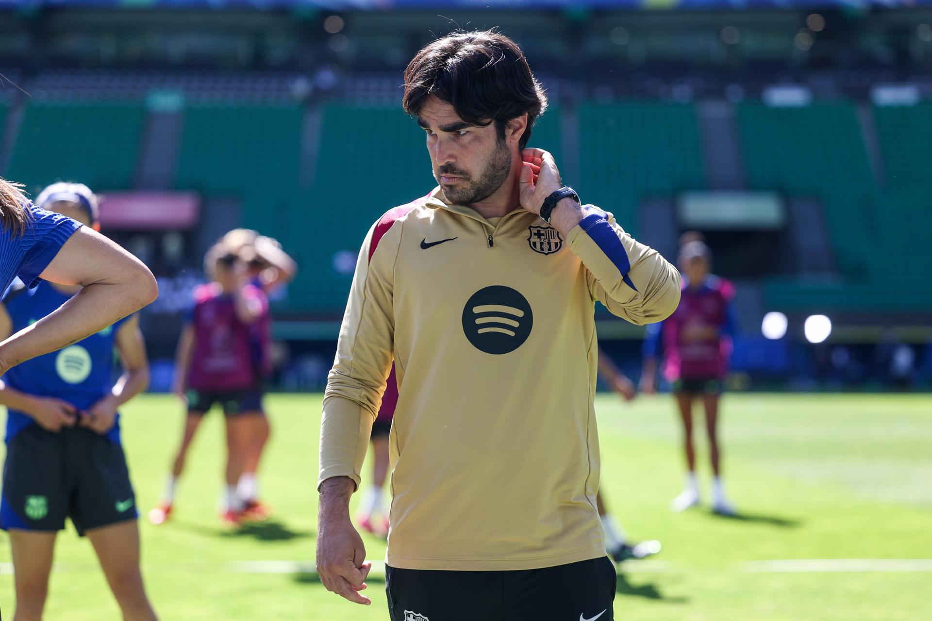 El entrenador del Barcelona femenino, Pere Romeu, observa durante la sesión de entrenamiento del equipo en el Estadio Alvalade XXI en Lisboa, Portugal. EFE/EPA/MIGUEL A. LOPES