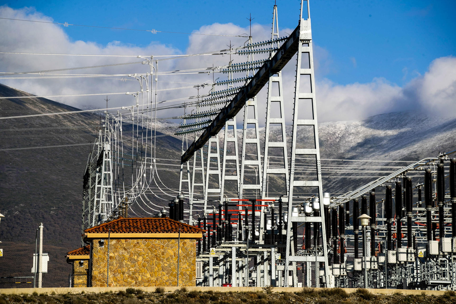 Imagen de archivo de una central eléctrica en Zaragoza.EFE/Javier Cebollada