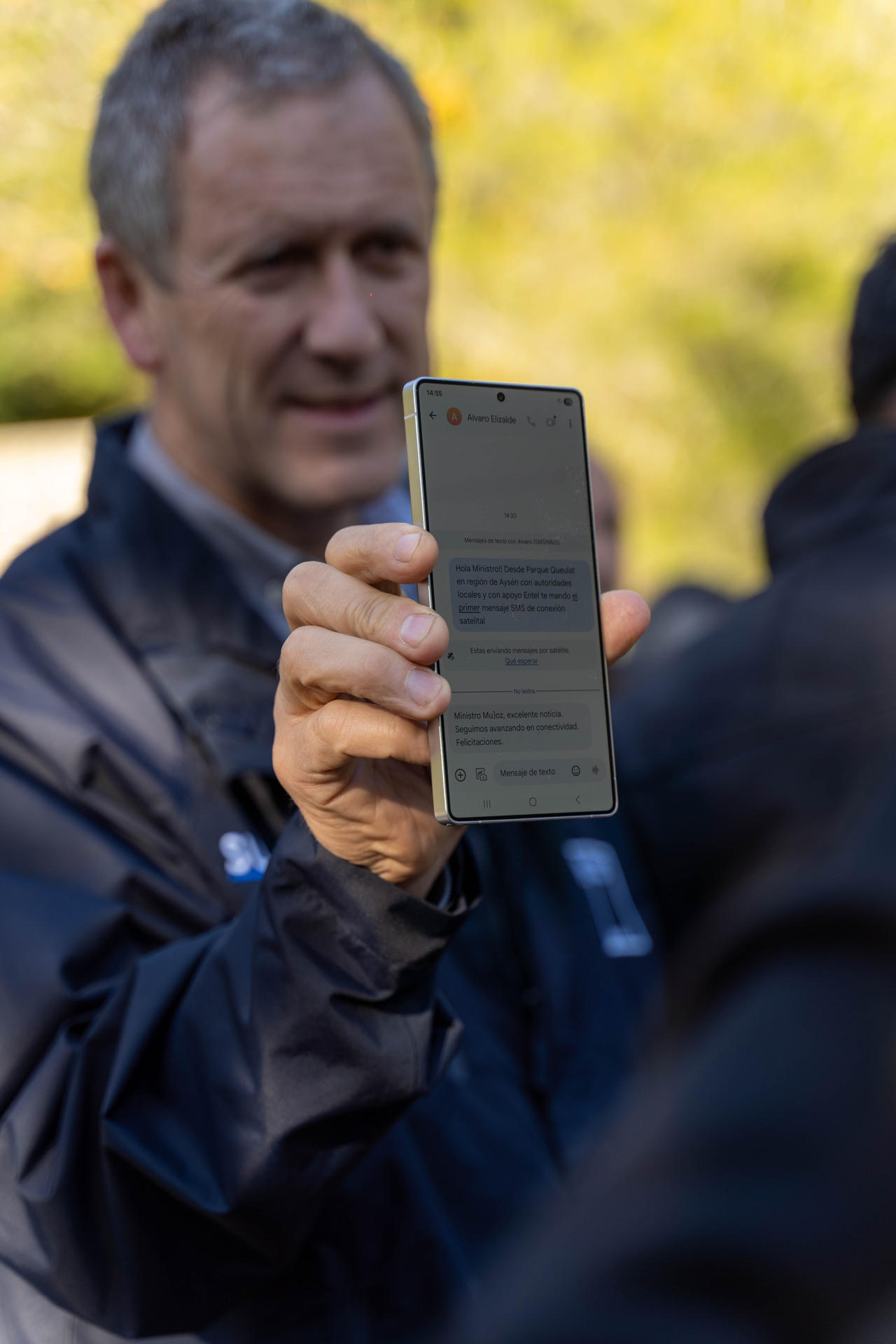 Fotografía cedida por la empresa de telecomunicaciones Entel del primer SMS enviado con conexión digital, en el Parque Queulat (Chile). EFE/ Entel /SOLO USO EDITORIAL NO VENTAS /SOLO DISPONIBLE PARA ILUSTRAR LA NOTICIA QUE ACOMPAÑA (CRÉDITO OBLIGATORIO)