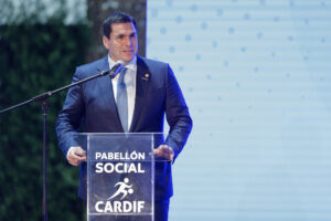 El presidente de la Asociación Paraguaya de Fútbol, Robert Harrison, habla en el acto de inauguración del pabellón social del Centro de Rendimiento para Divisiones Formativas de la Asociación Paraguaya de Fútbol, en Luque (Paraguay). EFE/ Juan Pablo Pino
