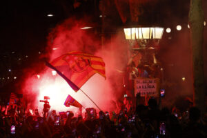 Aficionados del FC Barcelona celebran en la fuente de Canaletas el título de Liga conseguido por el equipo blaugrana tras derrotar al RCD Espanyol en el encuentro que han disputado este jueves en el RCDE Stadium, en Cornellá de Llobregat, Barcelona. EFE/Quique García.