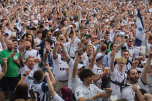 Aficionados del Tottenham se divierten en la Fan Festival Zone, ubicada en el Arenal de Bilbao, a pocas horas de la final de la Europa League que este miércoles enfrentará a ambos equipos en el estadio de San Mamés. EFE/ Luis Tejido