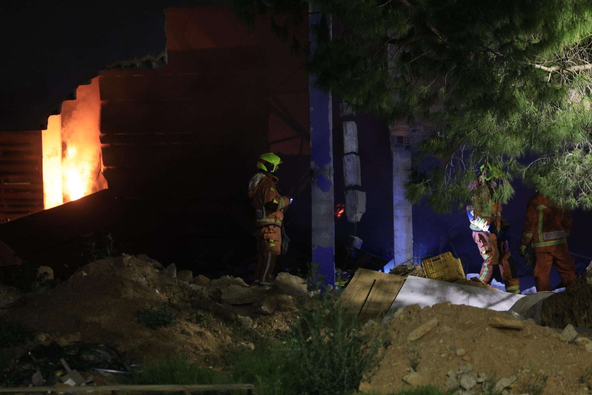 Bomberos trabajan en el incendio ocurrido este domingo en una nave en la localidad valenciana de Torrent. El Ayuntamiento ha aconsejado a los vecinos de las viviendas cercanas a la calle Artesanos que permanezcan en sus casas y cierren las ventanas debido al humo procedente del incendio de esta nave, que resultó afectada por la dana y estaba pendiente de derribo. EFE/Kai Forsterling