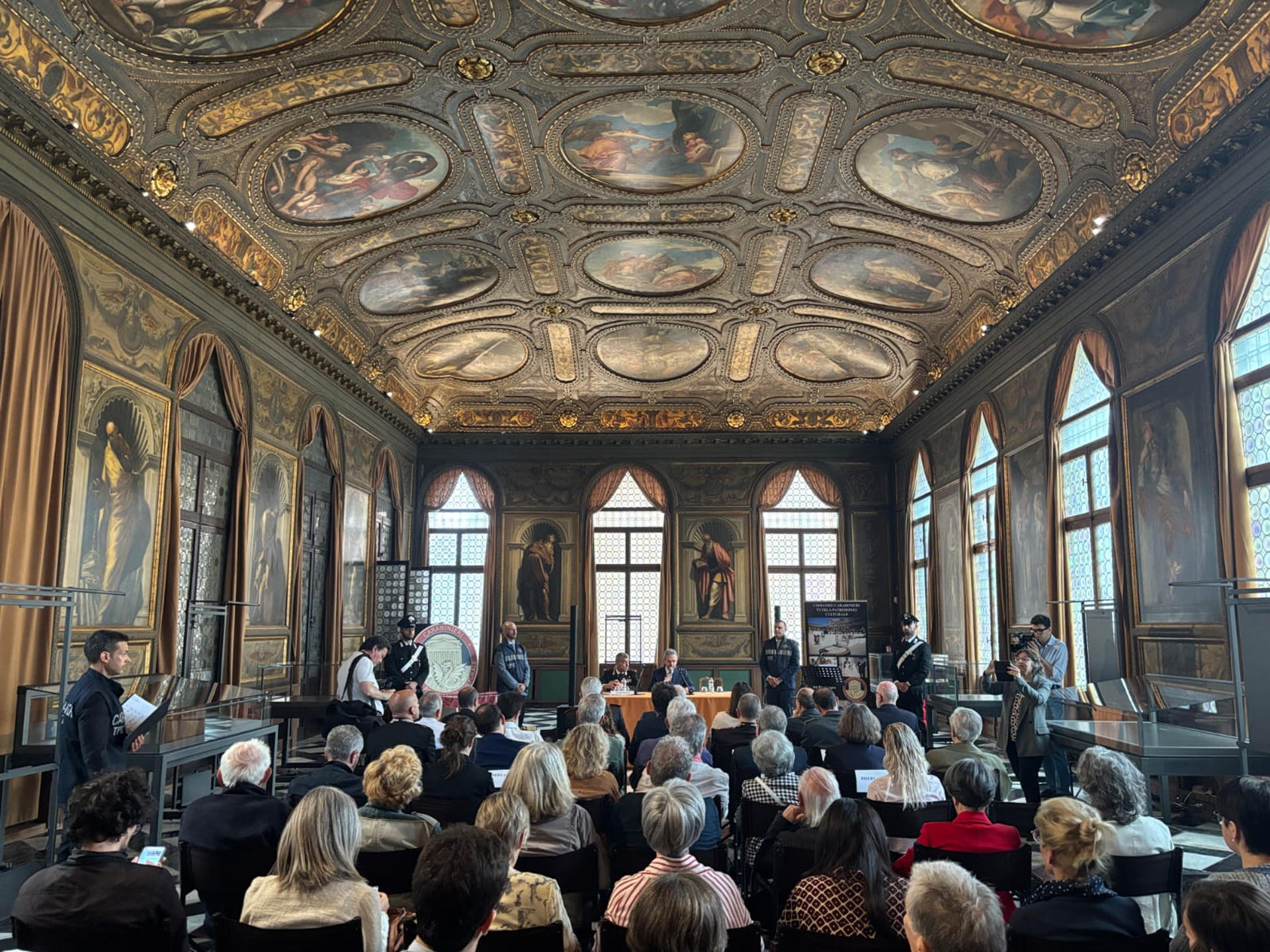 La policía italiana devolvió este martes a una biblioteca de Venecia (norte) un incunable de gran valor histórico, impreso en 1493 y robado décadas atrás, en el que Cristóbal Colón "comunica el descubrimiento del Nuevo Mundo" a los reyes católicos tras su regreso de América. EFE/ Carabinieri SÓLO USO EDITORIAL / SÓLO DISPONIBLE PARA ILUSTRAR LA NOTICIA QUE ACOMPAÑA (CRÉDITO OBLIGATORIO)