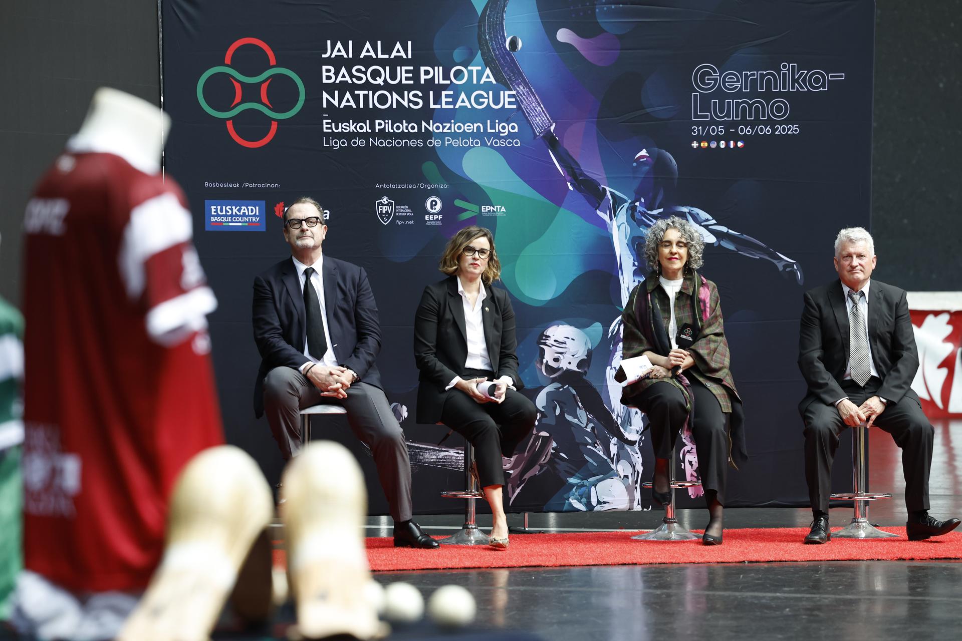 El presidente de la Federación Internacional de Pelota Vasca, Xavier Cazaubon (i), su homólogo en la Federación Vasca, Jose Mari Mitxelena (d); la vicelehendakari, Ibone Bengoetxea (2d), y la diputada general de Bizkaia, Elixabete Etxanobe (2i), han presentado este lunes en Bilbao la I Liga de Naciones de Cesta Punta, el primer torneo de Pelota que disputa Euskadi oficialmente como nación. EFE/ Miguel Toña