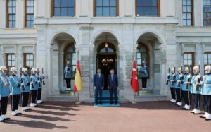 El presidente turco, Recep Tayyip Erdogan (c-d), y el presidente del Gobierno español, Pedro Sánchez (c-i), durante la ceremonia de bienvenida antes de su encuentro en Estambul, Turquía, este viernes. EFE/ Turkish Presidential Press Office***SOLO USO EDITORIAL/SOLO DISPONIBLE PARA ILUSTRAR LA NOTICIA QUE ACOMPAÑA (CRÉDITO OBLIGATORIO)***