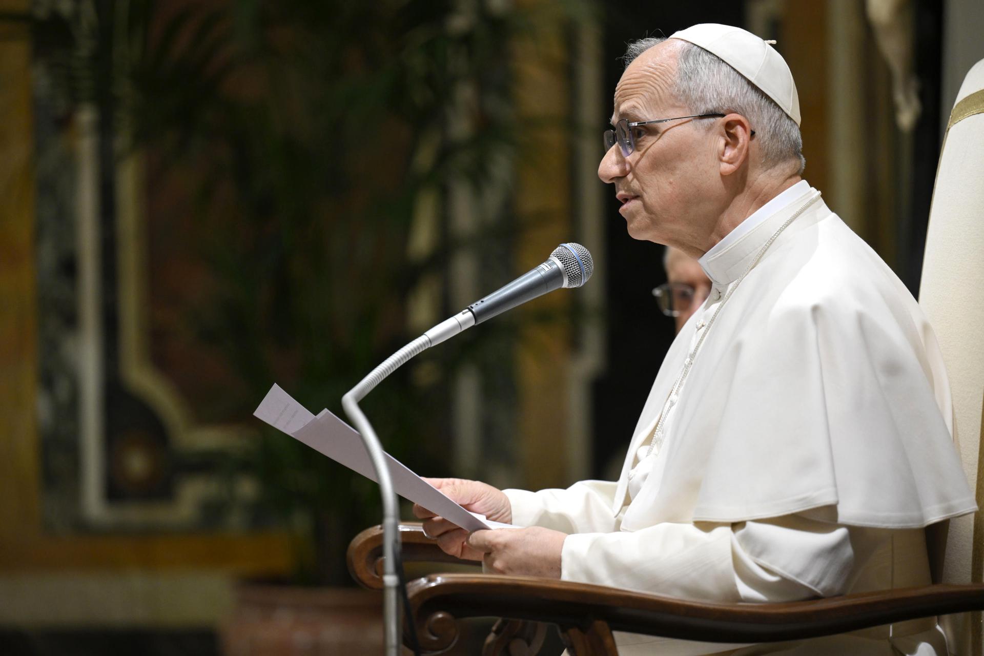 El papa León XIV se dirige a una audiencia con participantes y representantes de movimientos pacifistas, en la Ciudad del Vaticano, el 30 de mayo de 2025. El papa dio la bienvenida a más de 300 representantes de asociaciones y movimientos que asistieron a la 'Arena de la Paz' del año pasado. EFE/EPA/VATICAN MEDIA HANDOUT USO EDITORIAL SOLAMENTE/NO VENTAS