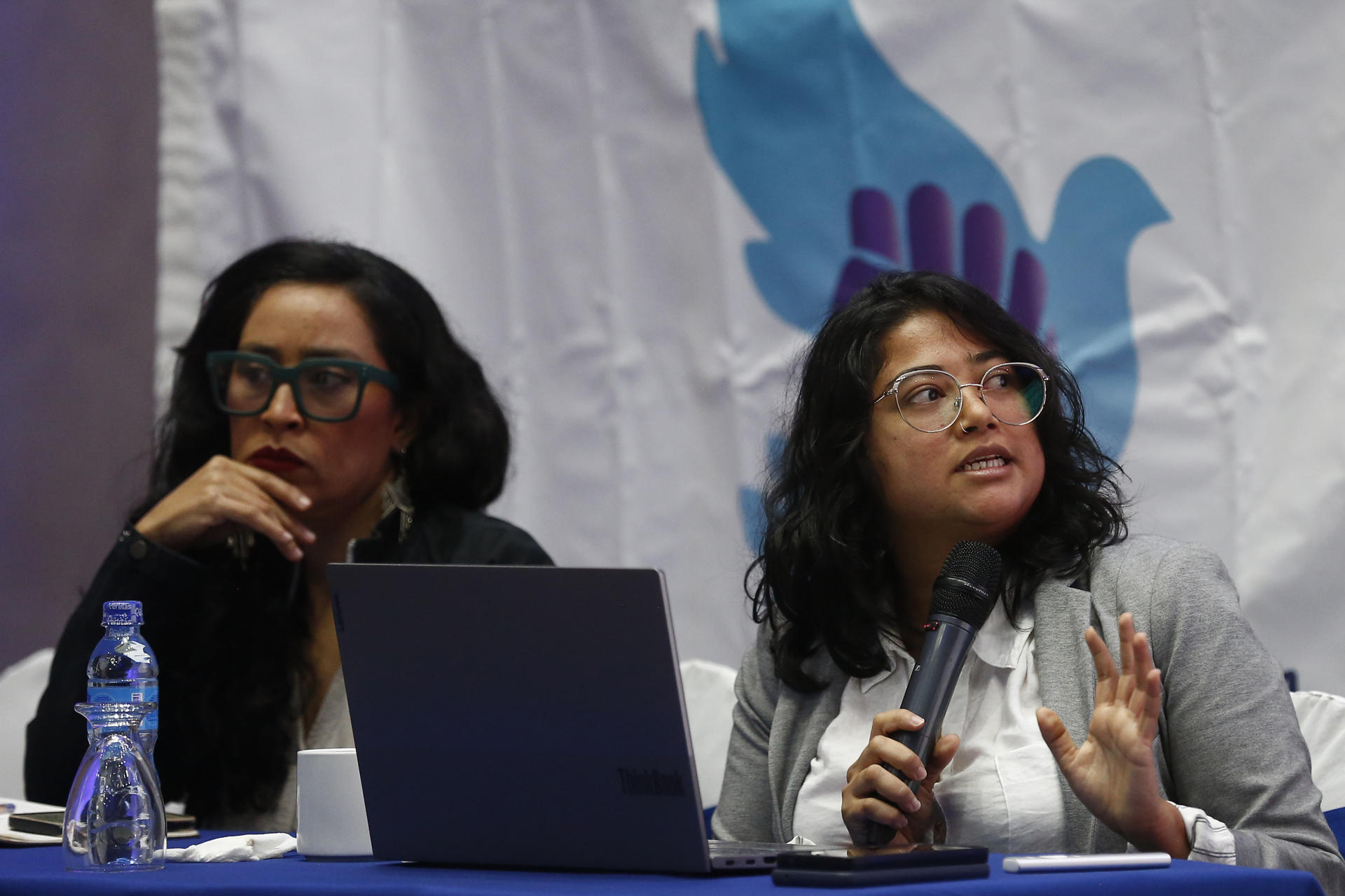 Suchit Chávez (i), integrante de la junta directiva de la Asociación de Periodistas de El Salvador (APES), y Gabriela Colocho de la organización Servicio Social Pasionista, participan en la presentación de un informe este jueves, en San Salvador (El Salvador). EFE/ Rodrigo Sura