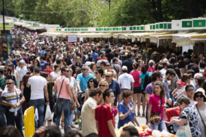 Imagen de archivo de gran afluencia de visitantes en las casetas de la Feria del Libro de Madrid. EFE/Luca Piergiovanni