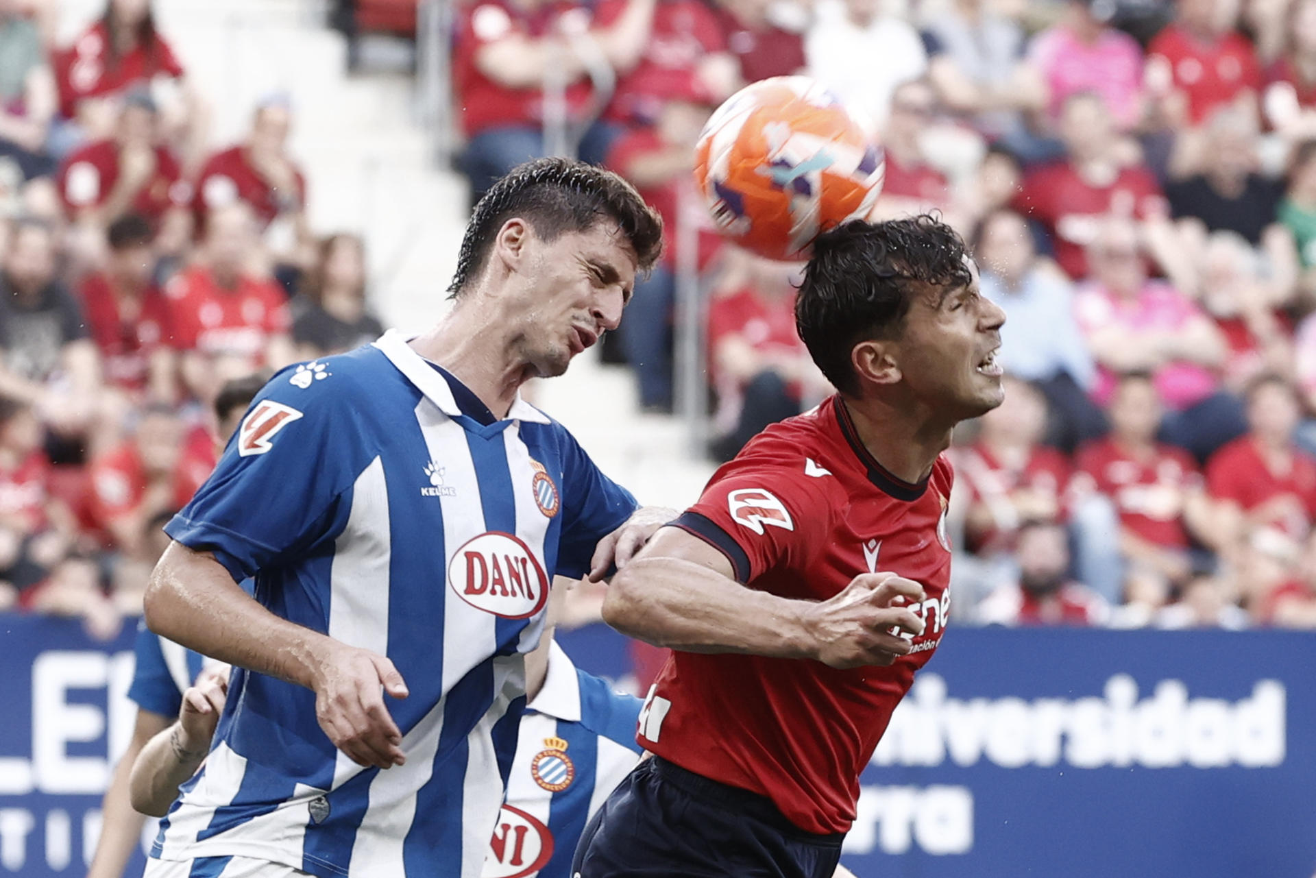 El centrocampista del Osasuna Lucas Torró (d) disputa un balón con el defensa del Espanyol Marash Kumbulla (i) durante el partido de LaLiga entre el Osasuna y el Espanyol, este domingo en el estadio de El Sadar, en Pamplona. EFE/ Jesús Diges