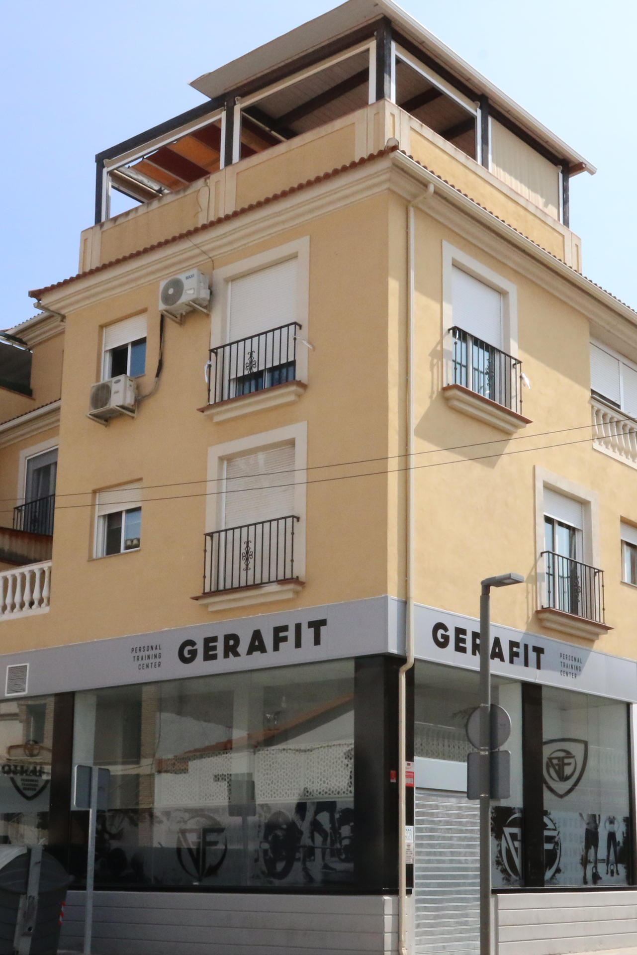 Vista del edificio en Cúllar Vega (Granada) donde la Guardia Civil investiga el apuñalamiento de una mujer y su hijo, ambos fuera de peligro, a manos presuntamente de su pareja, un hombre de 59 años que posteriormente se ha suicidado arrojándose desde un ático, en lo que las primeras hipótesis apuntan a un caso de violencia machista. EFE/ Pepe Torres