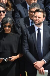 El vicepresidente estadounidense, JD Vance, y su esposa, la segunda dama Usha Vance, asisten a la misa de iniciode pontificado del recién elegido papa León XIV, en la Plaza de San Pedro, en la Ciudad del Vaticano, el 18 de mayo de 2025. EFE/EPA/DAREK DELMANOWICZ POLAND OUT 
```