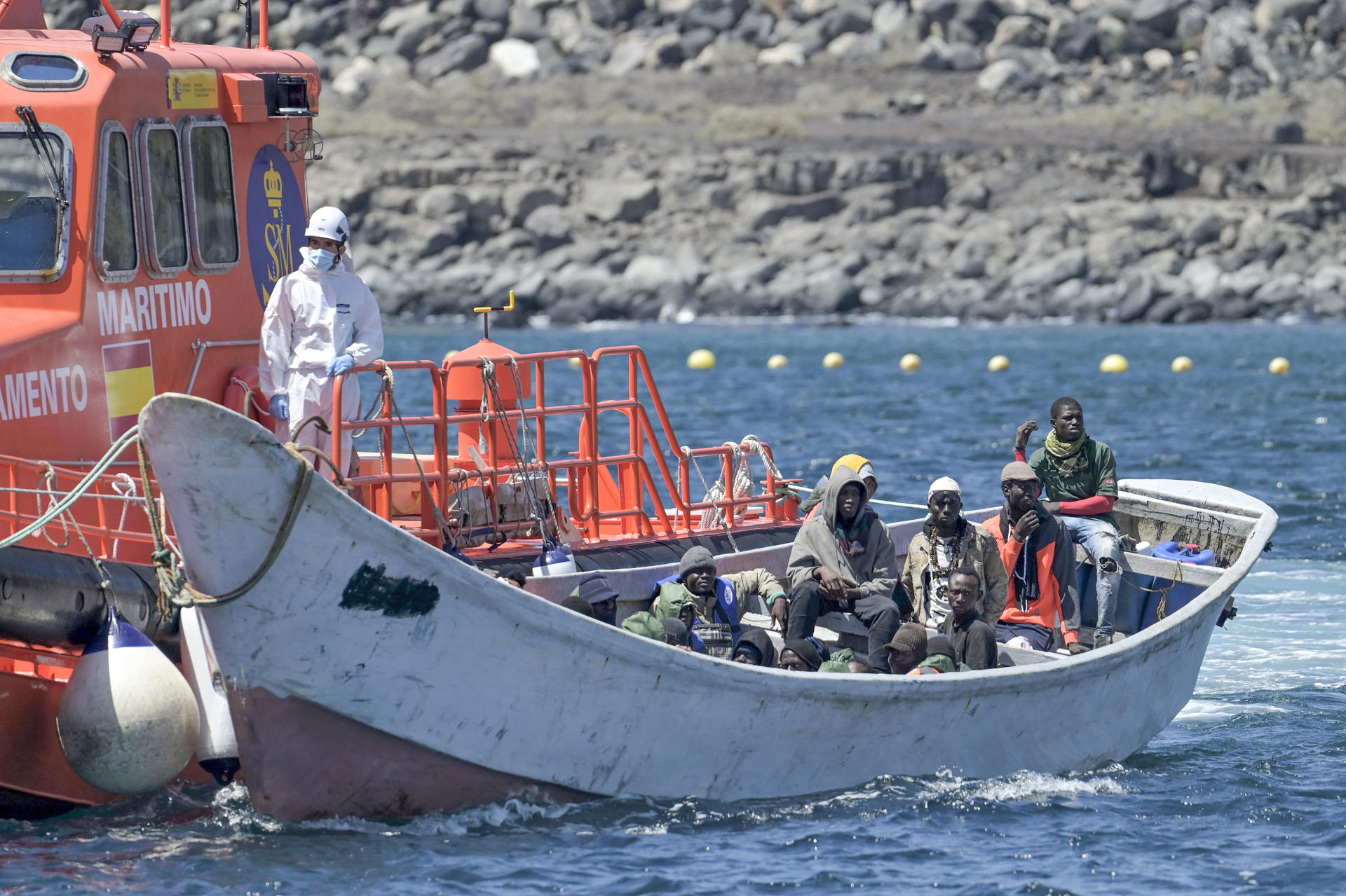 El buque de Salvamento Marítimo Salvamar Adhara durante el rescate de un cayuco en aguas cercanas a la isla de el Hierro. EFE/Gelmert Finol