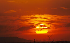 Atardecer este pasado domingo en Zaragoza. EFE/ Javier Belver