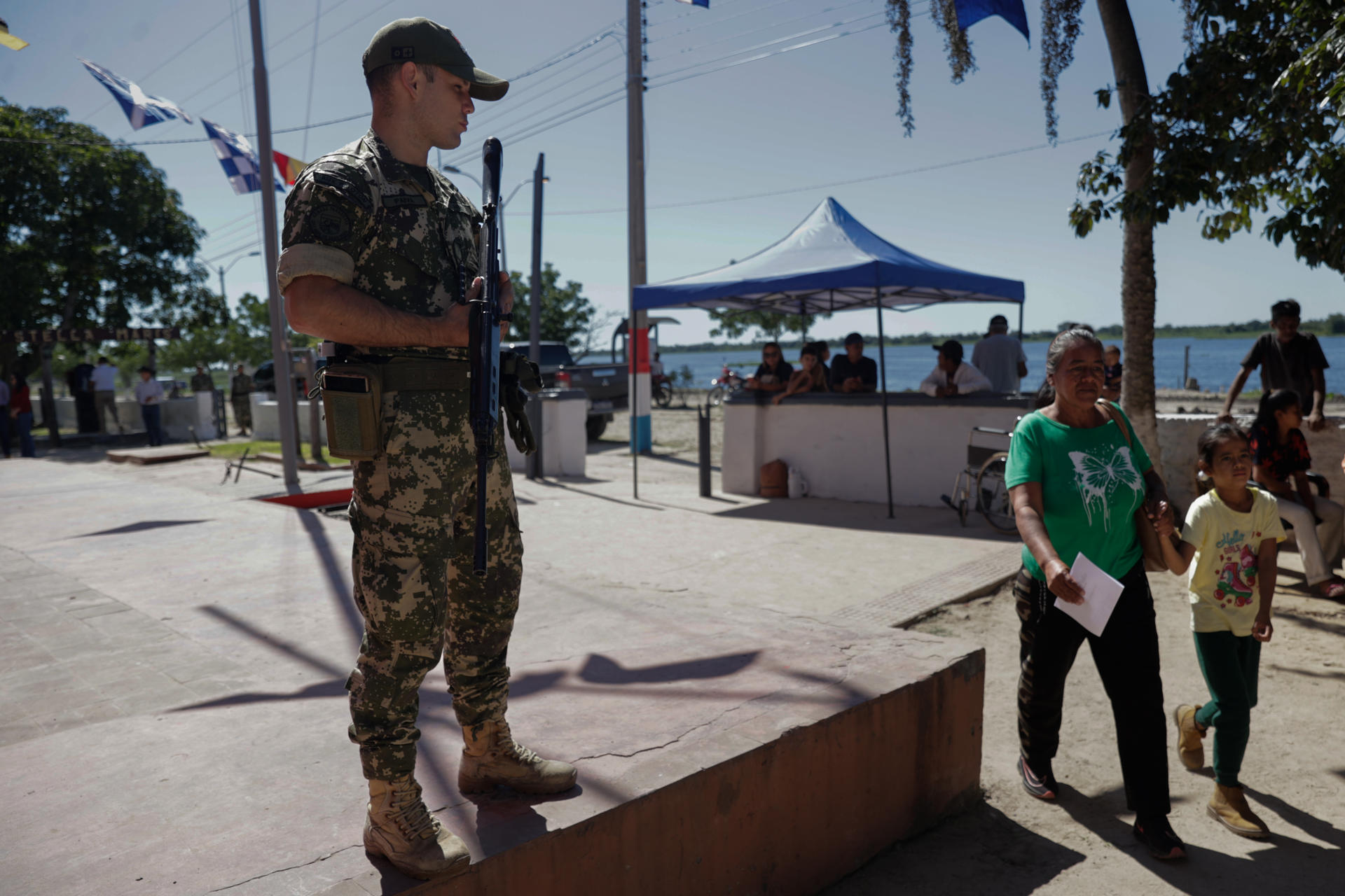 Un miembro del Ejército paraguayo (i) fue captado este viernes, 2 de mayo, al custodiar la segunda misión del buque hospital 'Capitán Carlos Cubas', en la fronteriza localidad de Bahía Negra (Paraguay). EFE/Juan Pablo Pino