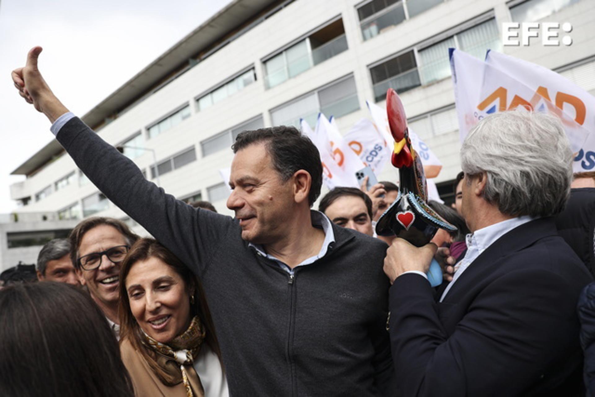 El primer ministro en funciones de Portugal y presidente del Partido Social Demócrata (PSD), Luis Montenegro (c), acompañado por su esposa, Carla Montenegro (i), y por el presidente del CDS-PP, Nuno Melo (d), durante un evento de campaña para las elecciones legislativas del próximo 18 de mayo, este domingo, 4 de mayo, en Barcelos (Portugal). EFE/Miguel A. Lopes