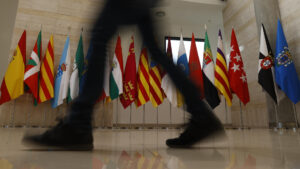 Vista de las banderas de todas las comunidades autónomas, en una imagen de archivo. EFE/Juan Carlos Hidalgo