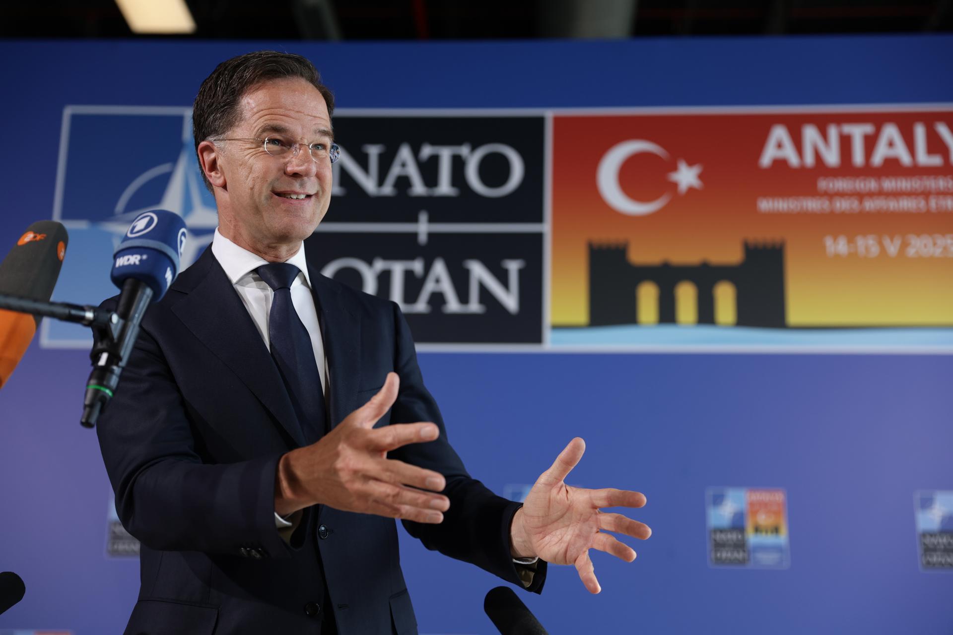 El secretario general de la OTAN, Mark Rutte, habla con los medios de comunicación a su llegada a una reunión informal de Ministros de Asuntos Exteriores de la Organización del Tratado del Atlántico Norte en Antalya, Turquía, 15 de mayo de 2025. EFE/EPA/ERDEM SAHIN