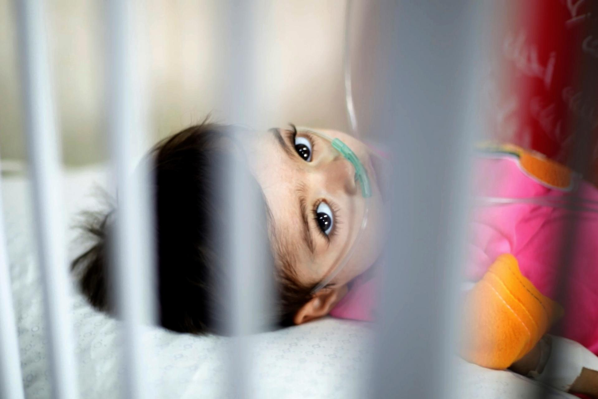 Imagen de archivo de un bebé palestino en las instalaciones de un centro médico en la ciudad de Gaza. EFE/ Saud Abu Ramadán