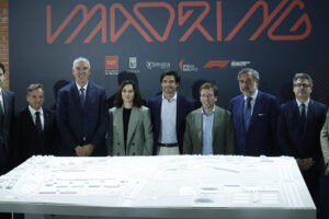 El piloto español Carlos Sainz, la presidenta de la Comunidad de Madrid, Isabel Díaz Ayuso, y el alcalde José Luis Martínez-Almeida, durante la presentación del circuito de Fórmula 1 de Madrid en el Centro de Convenciones Ifema. EFE/ Juan Carlos Hidalgo