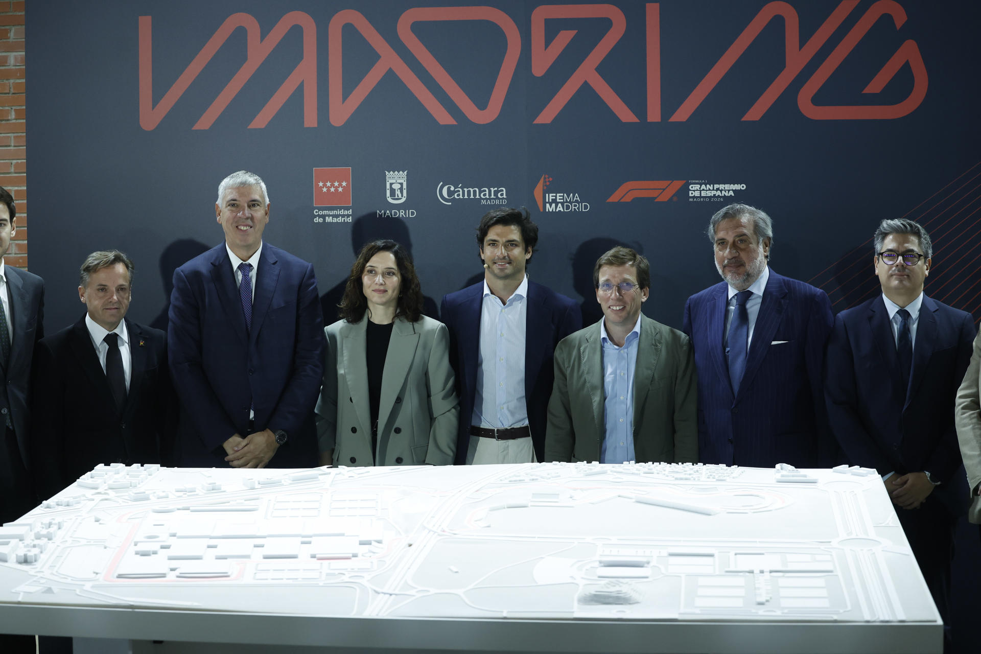 El piloto español Carlos Sainz, la presidenta de la Comunidad de Madrid, Isabel Díaz Ayuso, y el alcalde José Luis Martínez-Almeida, durante la presentación del circuito de Fórmula 1 de Madrid en el Centro de Convenciones Ifema. EFE/ Juan Carlos Hidalgo