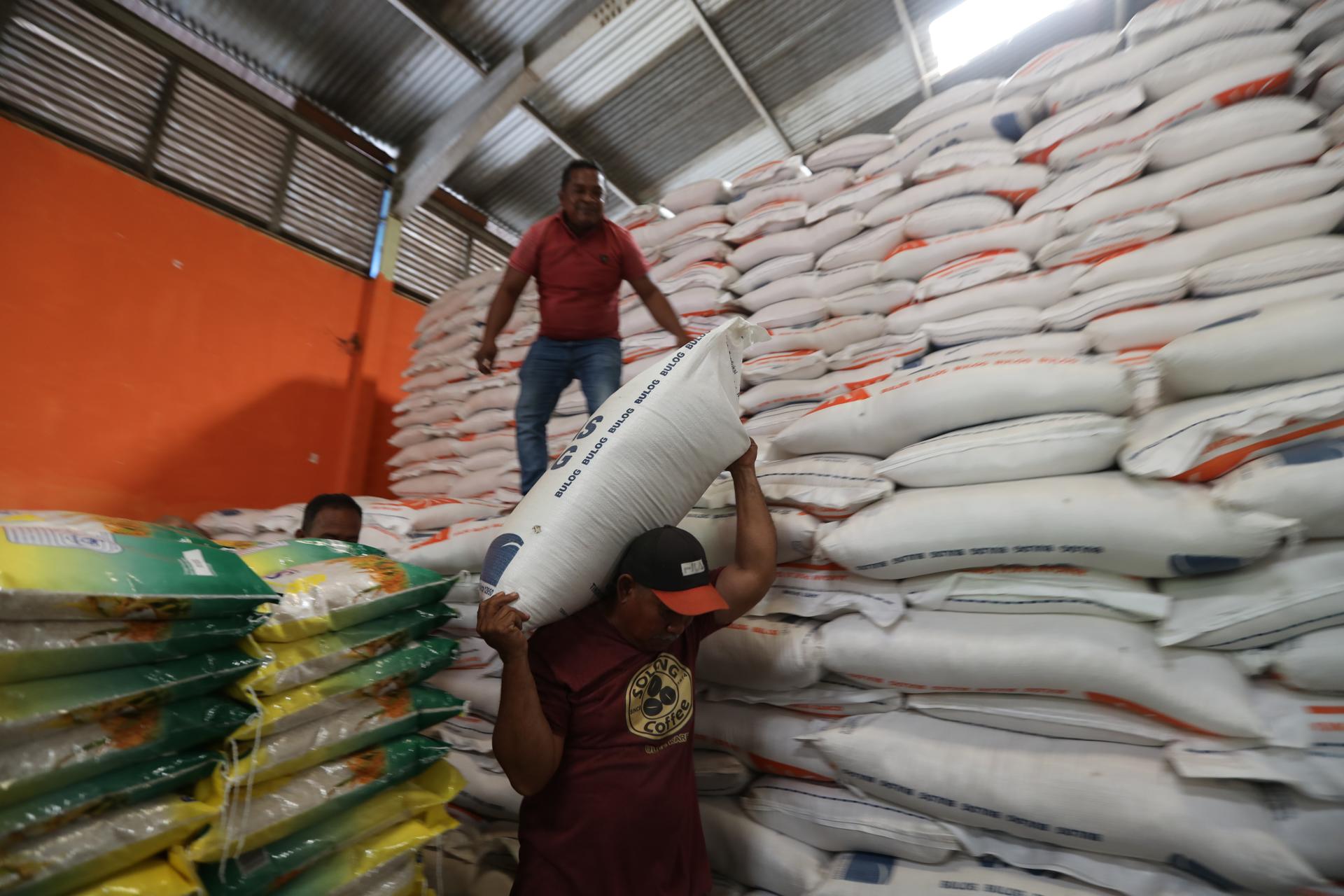 BANDA ACEH (Indonesia), 05/05/2025.- Workers stack sacks of rice in a warehouse belonging to the Indonesia Logistics Bureau (BULOG) in Banda Aceh, Indonesia, 05 May 2025. The BPS reported that rice production for public food consumption from January to June 2025 is estimated to reach 18.76 million tons. This figure increased by 1.89 million tons or 11.17 percent compared to the same period last year. Rice production for 2025 is predicted to reach 34 million tons, exceeding the national target of 23 million tons. EFE/EPA/HOTLI SIMANJUNTAK
