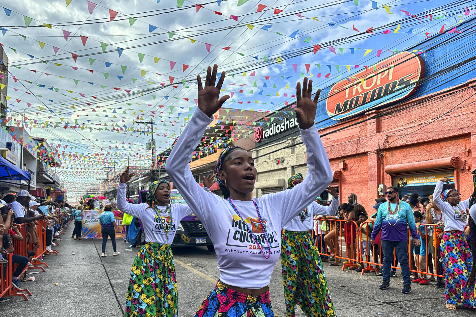 Jóvenes de la etnia garifuna participan en un desfile durante el 'Carnaval Internacional de la Amistad', este sábado en la ciudad de la Ceiba (Honduras). EFE/ Cesar Funez