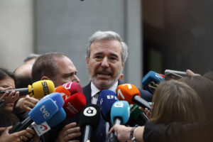 El presidente de Aragón, Jorge Azcón, atiende a los medios a su llegada a la reunión de la Junta Directiva Nacional del PP que se celebra en la sede del partido en Madrid, este lunes. EFE/J.J. Guillén