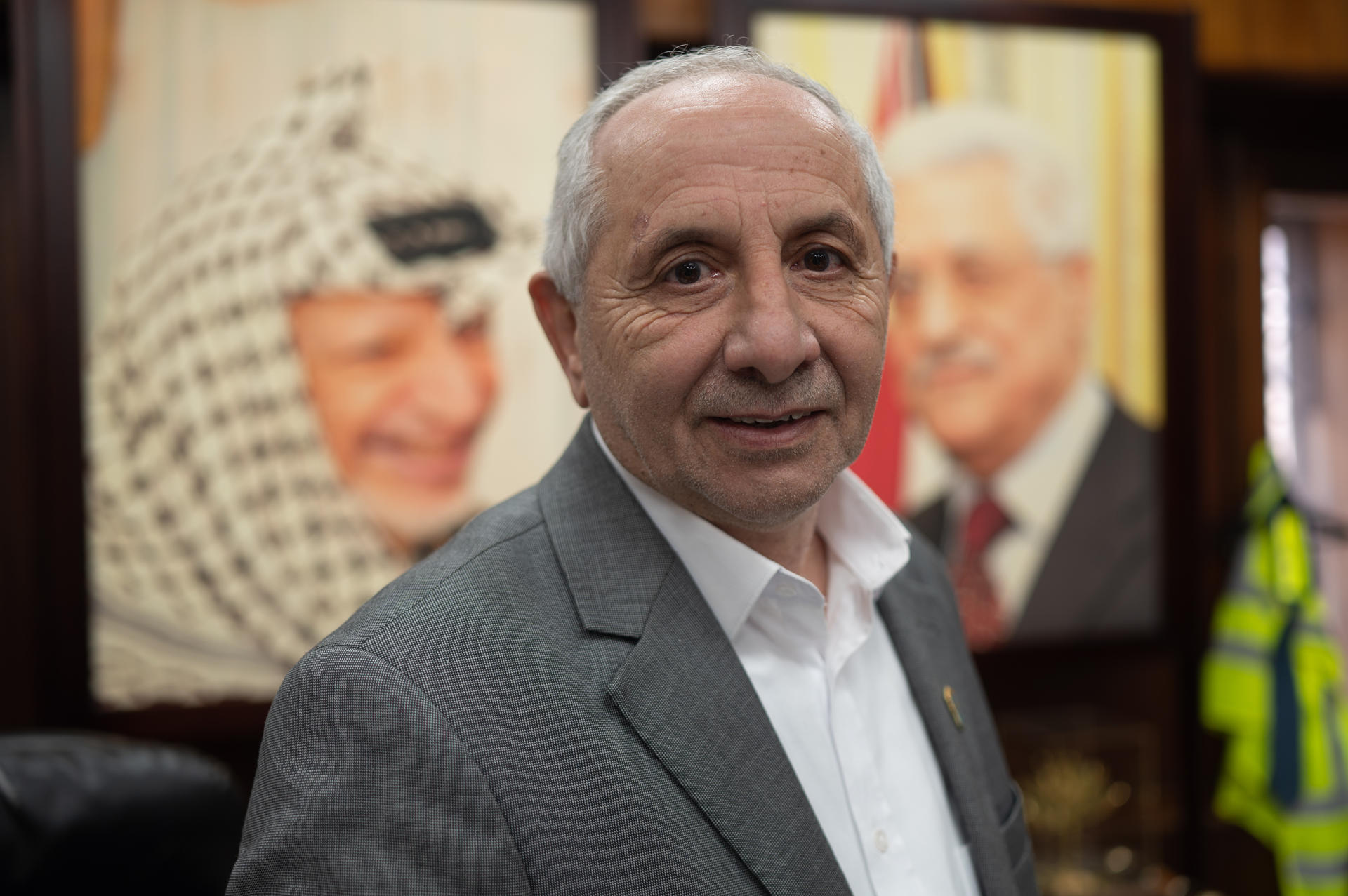Hussan Shakhshir, alcalde de Nablus, en su oficina. EFE/ Magda Gibelli