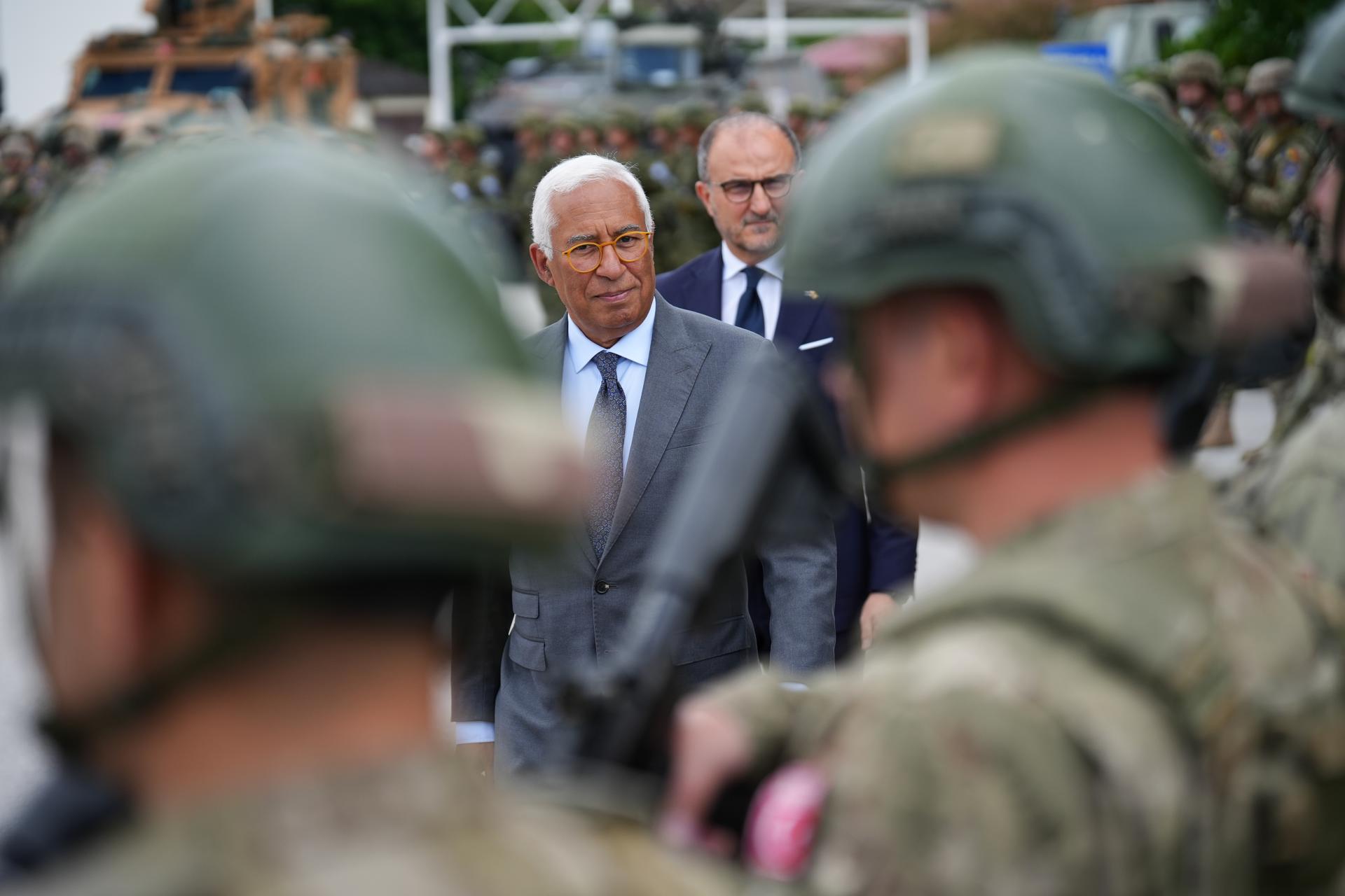 El Presidente del Consejo Europeo, Antonio Costa (I), inspecciona las tropas en la base permanente del Batallón Multinacional de la Fuerza de la Unión Europea (EUFOR) en Butmir, acompañado por el Embajador de la UE en Bosnia y Herzegovina, Luigi Soreca (D), en Sarajevo, Bosnia y Herzegovina, 13 de mayo de 2025. Costa está en una visita oficial a Bosnia y Herzegovina. (Bosnia y Herzegovina) EFE/EPA/NIDAL SALJIC