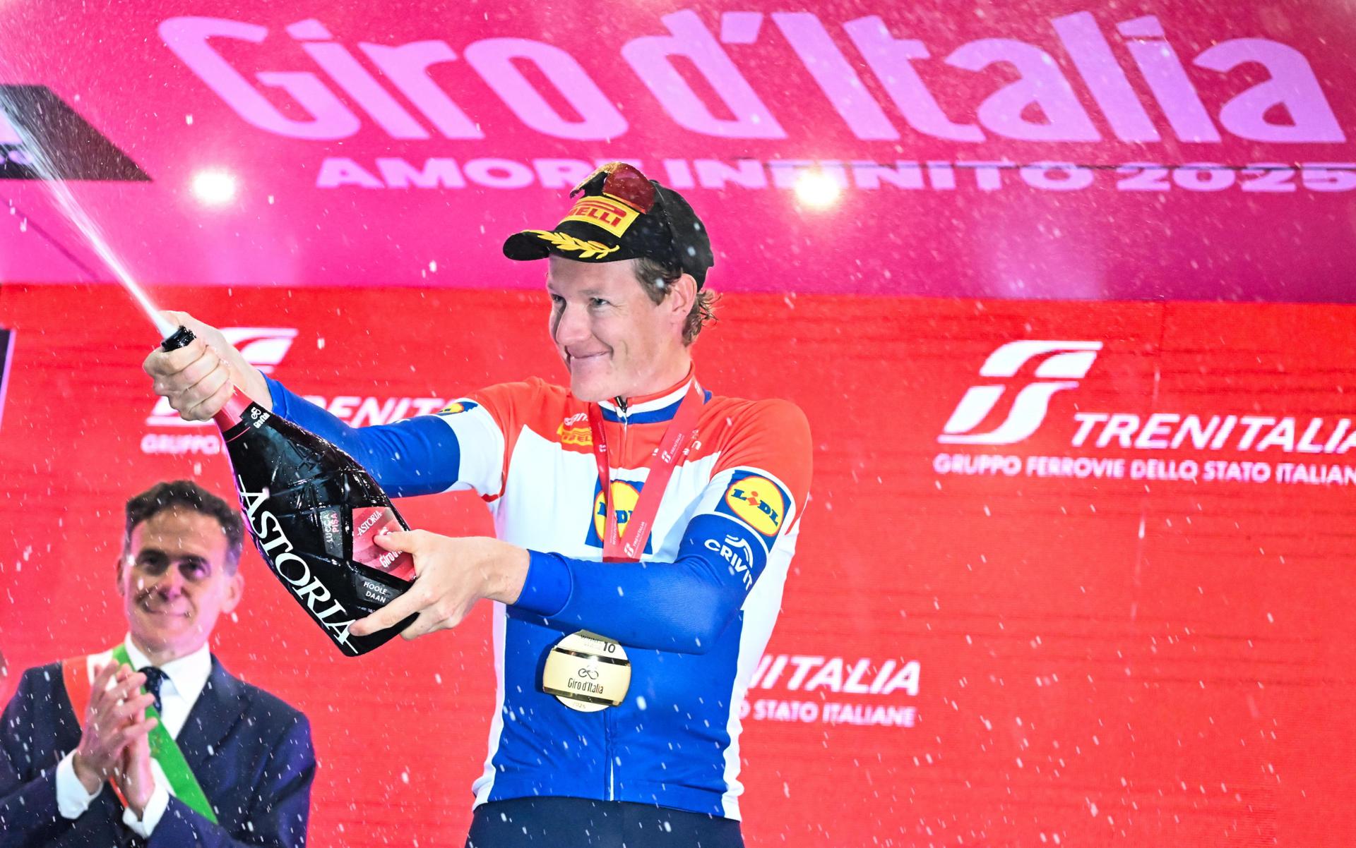 El neerlandes Daan Hoole (Lidl Trek), celebra su victoria en la contrarreloj con final en Pisa, Italia. EFE/EPA/LUCA ZENNARO