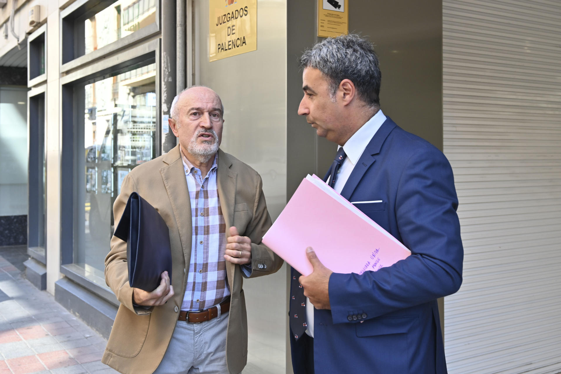 El historiador y miembro de la Asociación para la Recuperación de la Memoria Histórica de Palencia, Pablo García Comenares (i), a la salida del juzgado de lo Contencioso Administrativo de Palencia, este jueves. EFE/ Almudena Álvarez