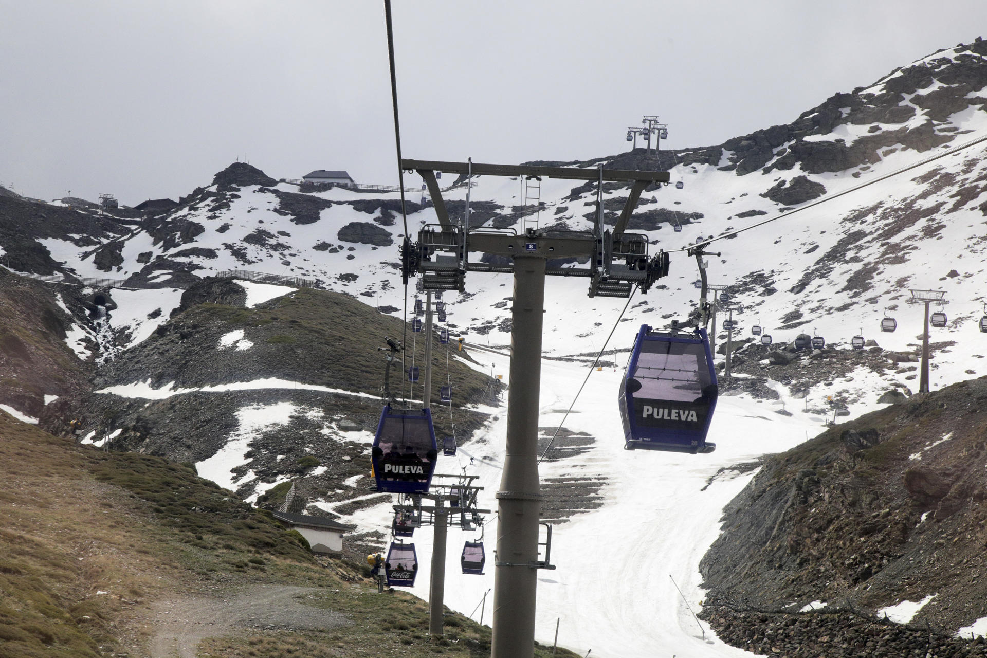 Persona disfrutan de la nieve en la jornada de cierre de la temporada invernal de la estación de esquí de Sierra Nevada este sábado, en Borreguiles (Granada).EFE/ Pepe Torres
