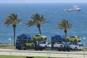 Traslado de coches desde el muelle de Palma. EFE/ Cati Cladera
